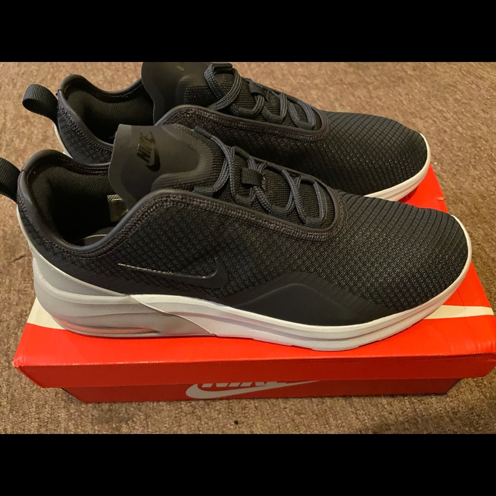 📦SOLD📦 Nike Air Max Motion 2